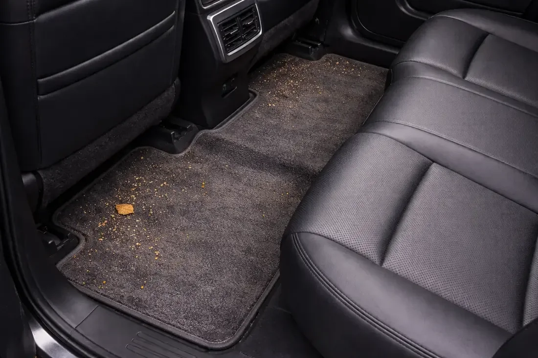 Piso traseiro de fábrica desgastado e com areia